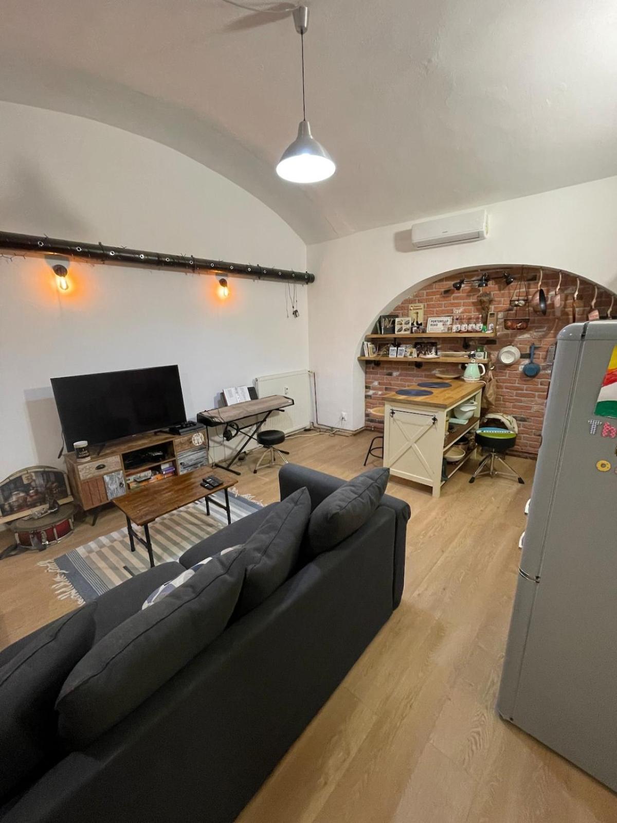 Varady's 1 Bedroom In Historic Center *